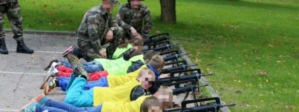 Los niños de un colegio francés pudieron probar rifles de asalto descargados en un taller para conocer el ejército Le Quotidien 