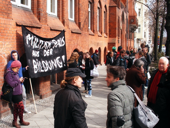 Die Demonstration ging von der Ernst-Abbe Schule über das Neuköllner Schulamt (Amt für Volksbildung) zum Rathaus Neukölln.