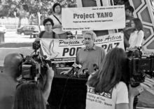 Proyecto Yano activista Jorge Mariscal dirige a los periodistas en una conferencia de prensa el 29 de agosto en San Diego, el anuncio de una campaña nacional para contrarrestar el reclutamiento militar entre los estudiantes de secundaria y universitarios latinos.